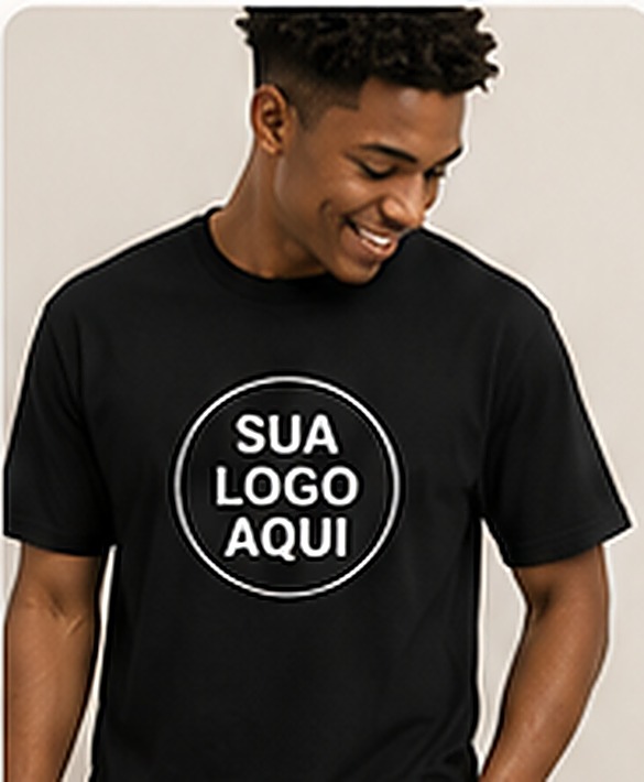 Homem vestindo camiseta preta com espaço para sua logo na frente