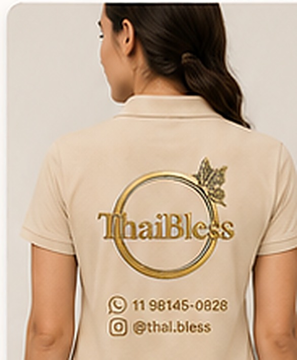 Mulher vestindo polo bege personalizada ThaiBless nas costas